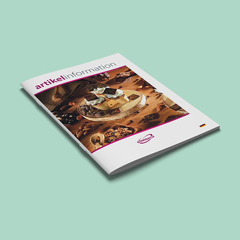 Produktkatalog mit dem Titel „artikelinformation“ von Girrbach, auf türkisfarbenem Hintergrund liegend, zeigt ein Dessert mit dekorativer Schokolade auf dem Cover.