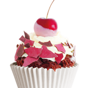 Cupcake mit heller Creme, roter Kirsche und roten sowie dunklen Schokosplittern in einem weißen Papierförmchen.