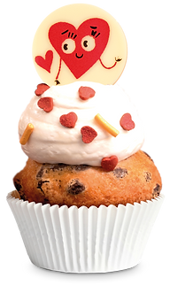 Muffin mit rosa Creme, kleinen roten Herzen und einer weißen Schokotafel mit fröhlichem Herz-Motiv.
