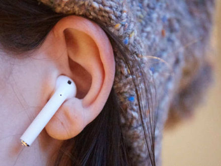 A Amazon está considerando fazer fones de ouvido sem fio mais baratos para competir com a Apple