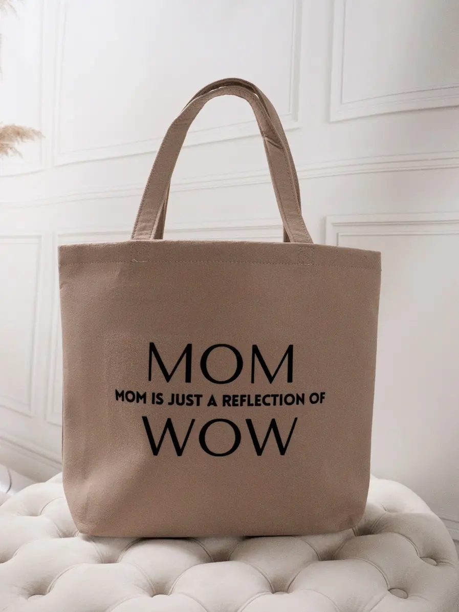 Miniatyrbild: Mom Wow - filtväska beige med svart text framsida