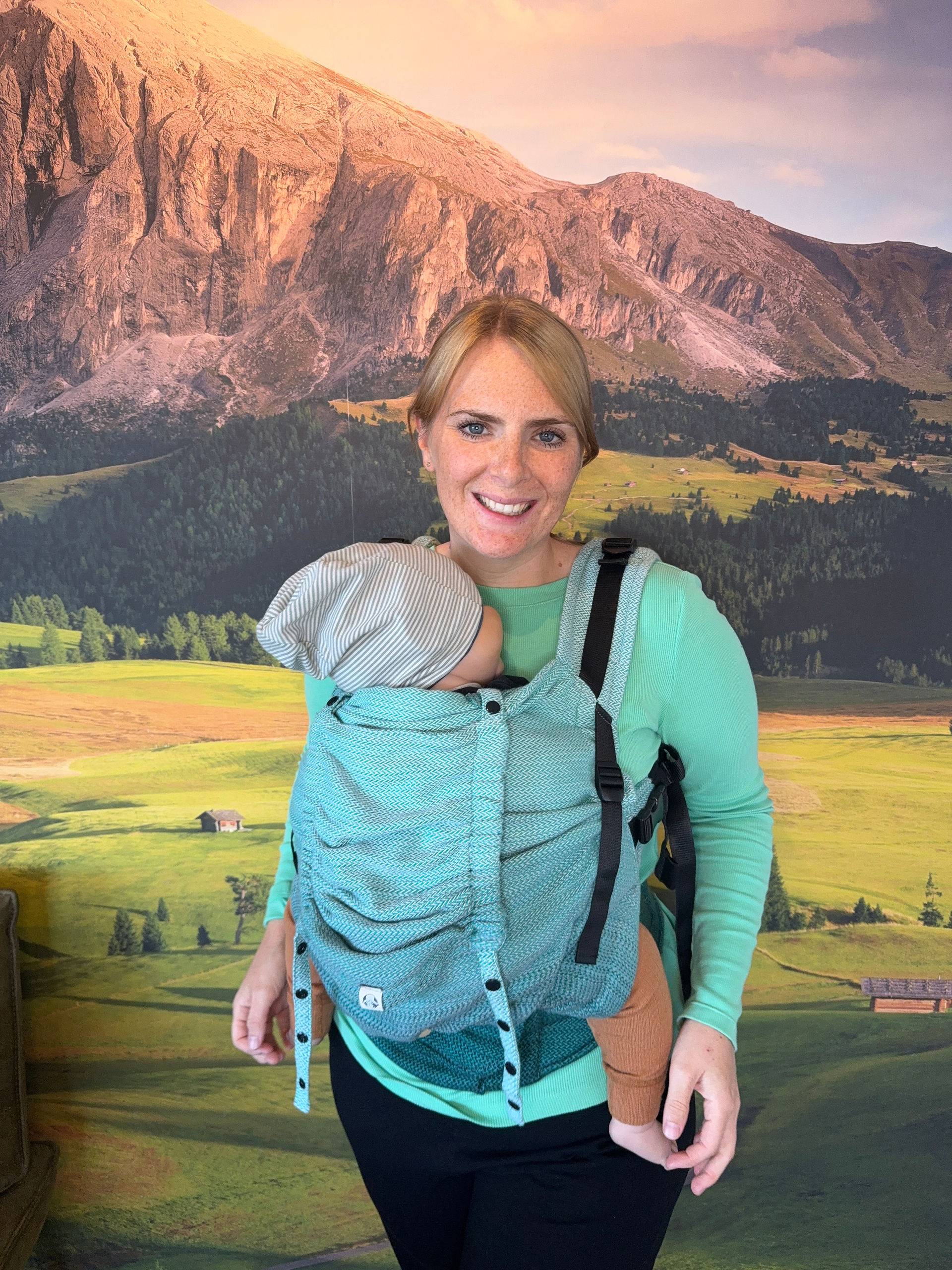 Lenny Lamb Preschooler vor dem Bauch getragen
