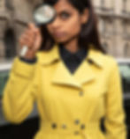 Connaître la date de construction d'un immeuble à Paris femme généalogiste avec une loupe