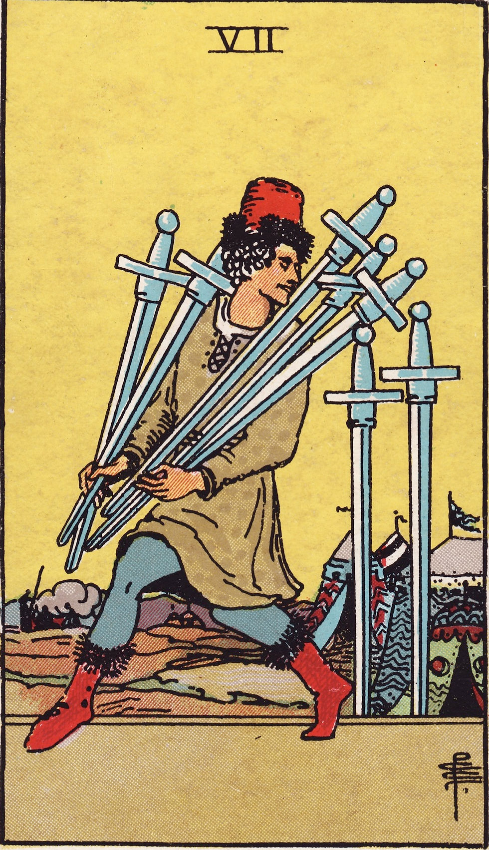 Carta de tarô 7 de espadas: homem furtivo carrega espadas, em fundo amarelo, com tendas e bandeira ao fundo.