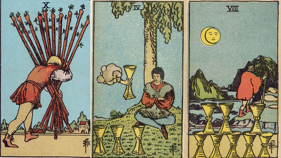 Três cartas de tarô: 10 de bastões; 4 e 8 de copas