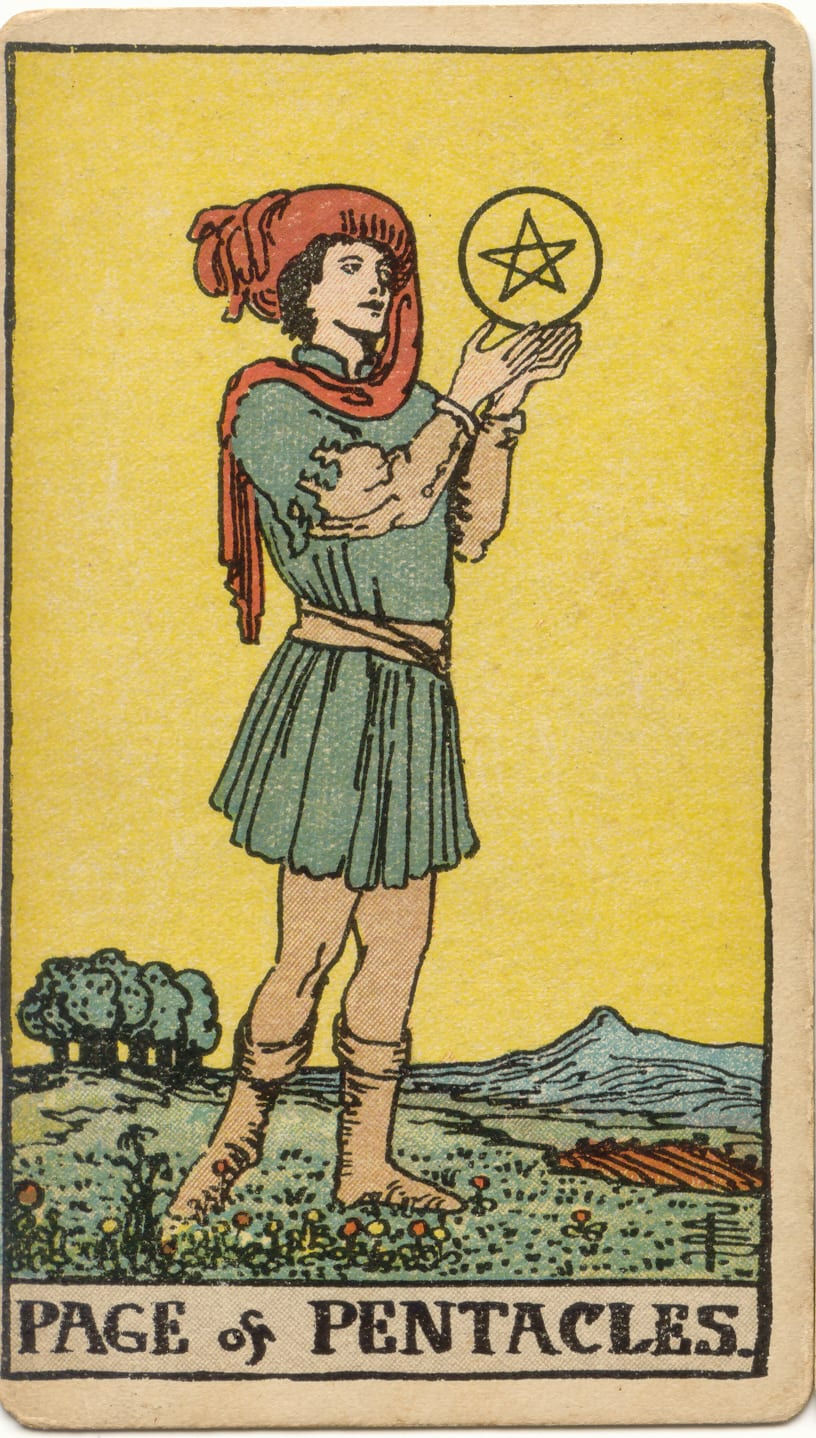 Pessoa com roupa medieval segura um pentáculo dourado. Fundo amarelo, campo verde e montanhas. Texto: "Page of Pentacles".