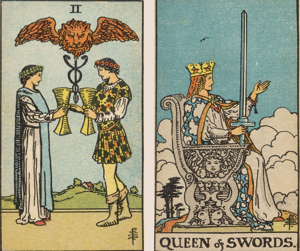Duas cartas de tarot (2 de copas e rainha de espadas): II de copas com duas figuras trocando taças; Rainha de Espadas sentada com espada.