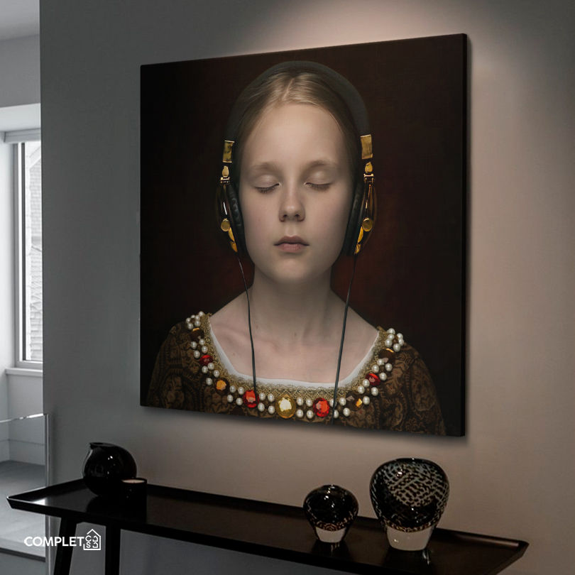 Miniatura: Quadro Menina com Fone Renascença e Olhos Fechados