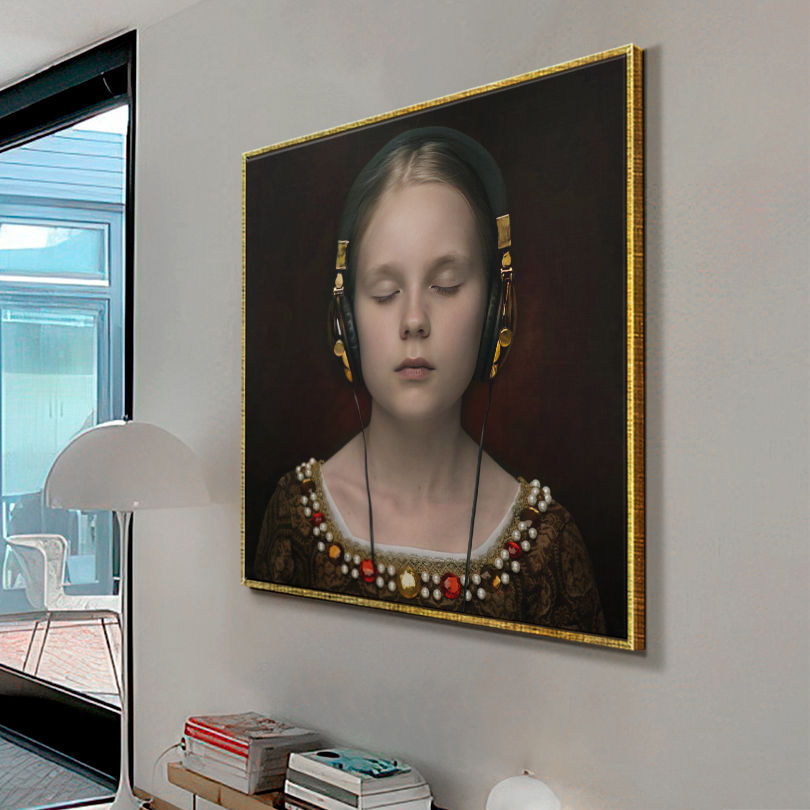 Miniatura: Quadro Menina com Fone Renascença e Olhos Fechados