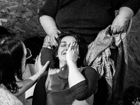 « Accompagnement empreint de douceur : une personne reçoit un soutien physique et émotionnel, illustrant la présence attentive au cœur du métier de thanadoula. » Crédit photo : C. Machy