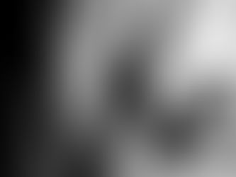 Gros plan en noir et blanc d’une vieille horloge aux chiffres romains, les aiguilles avançant sur un cadran patiné par le temps. (Source : Pinterest)