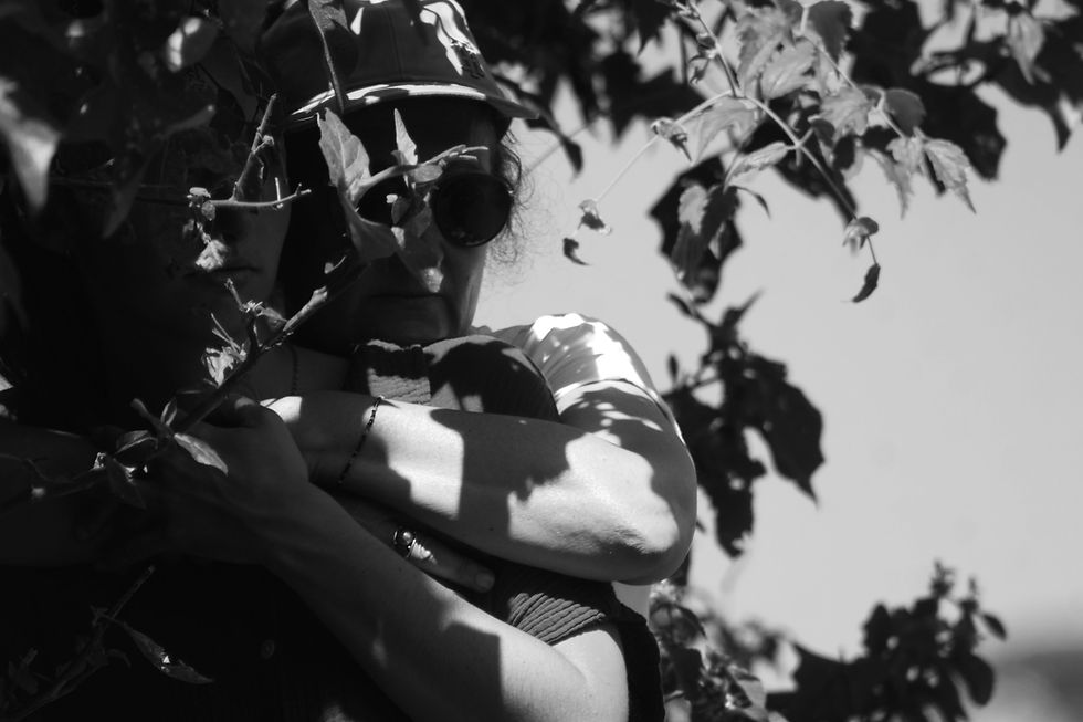 Deux personnes enlacées sous un arbre, partiellement voilées par des feuilles, évoquant l’écoute intérieure, la peur apprivoisée et l’invitation à vivre pleinement.
