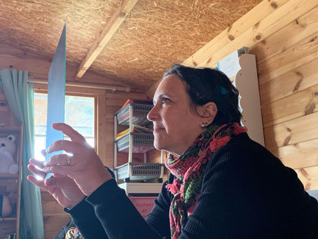 Sylvie Di Scala, thanadoula, se regarde dans un miroir — symbole de la visibilité, de la présence et de la relation à soi.