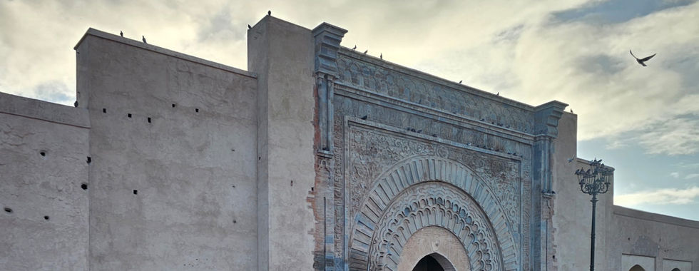Admirez la majestueuse Bab Agnaou, l'une des portes historiques de Marrakech, au Maroc. Découvrez l'architecture impressionnante et l'artisanat détaillé de cette entrée emblématique de la ville rouge, témoin de siècles d'histoire