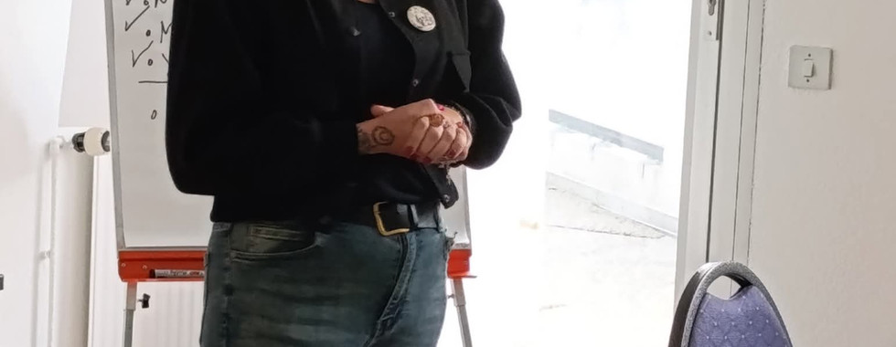 Pêle-mêle de photos du Séminaire des Thanadoulas à Ploemel en Bretagne, rassemblant les ateliers, les conférences et les moments de partage animés par Cynthia J. Brunelle et l’équipe de l’École Cybèle, Frédéric Piron (Les Flories), Cyrille Merlet (Nos Lendemains), Aurélie Mornand, Stéphanie Sounac (Thana-Nanou), Noémie de Mul (Noé Mieux vivre sa fin de vie) et bien d’autres. Un aperçu vivant de la richesse humaine et des échanges autour de l’accompagnement de la fin de vie, du deuil et de la transmission.