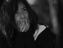 "Portrait en noir et blanc d'une femme pensive exprimant une émotion profonde ou la traversée d'un deuil, illustrant un article sur l'accompagnement par Sylvie Di Scala, thanadoula."