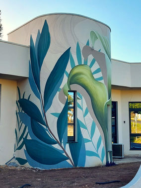 Arte mural personalizada no estilo botânico para fachada de clínica de estética