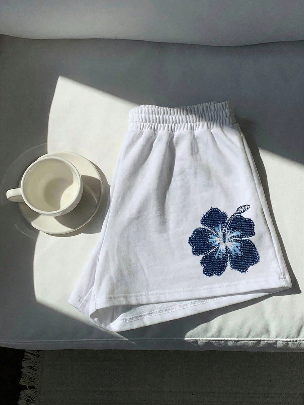 Thumbnail: Women's 75% Cotton Hibiscus Printed Mid-Waist Loose Short Blue And White Flower