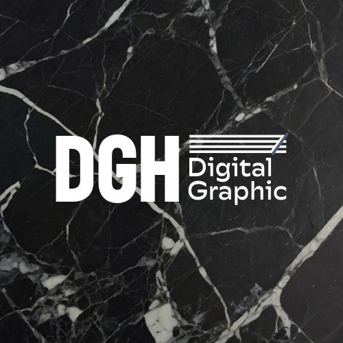 DGH logo con testo Digital Graphic, sfondo di marmo nero. Digital Graphic House.