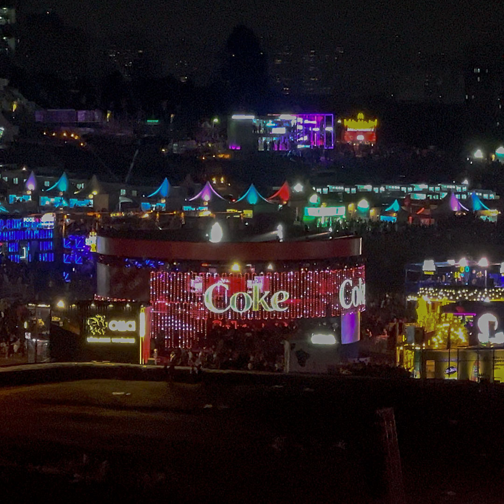 Fãs virando estrelas do K-POP: um mergulho tecnológico no Coke Studio coração do Lollapalooza!