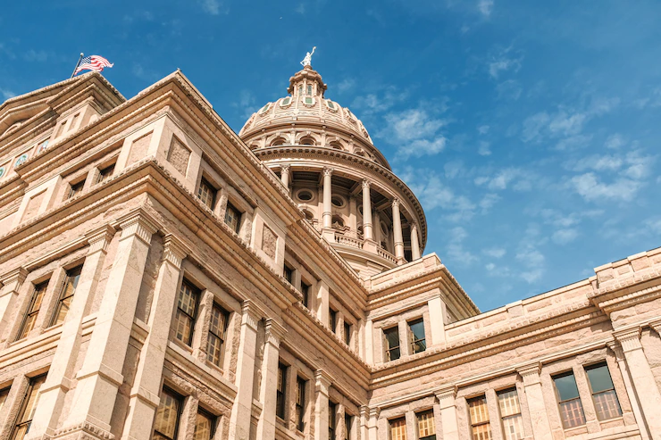 low-angle-shot-texas-capitol-building-blue-beautiful-sky-austin-city-texas_181624-3158.web