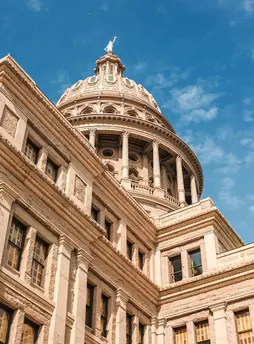 low-angle-shot-texas-capitol-building-blue-beautiful-sky-austin-city-texas_181624-3158.web