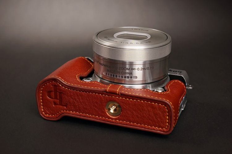 底部特殊銅螺絲可直接鎖腳架