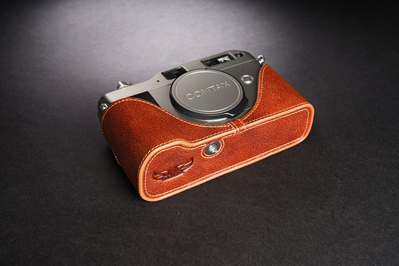 底部快拆螺絲，可直接鎖腳架