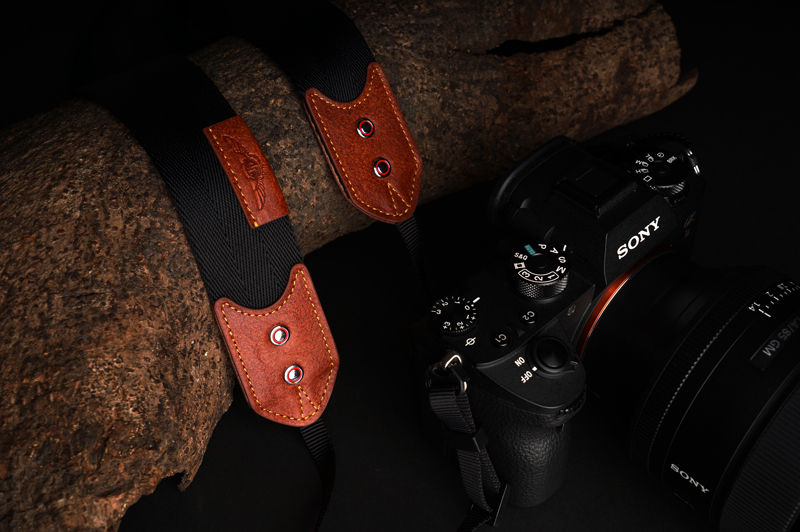 金屬釘扣，加強背帶結構