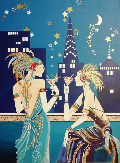 "Sous le ciel étoilé" est une composition de Gilberte Dorard, nous donnant une vision féérique digne du roman "The Great Gatsby". Il nous plonge dans les années 1920, et nous positionne face à deux femmes aux coiffes exentriques à plumes de l'époque, très tendance. Cocktails en main, l'une assise et l'autre debout à ses côtés, elles semblent savourer le moment d'une soirée mondaine prisée, et tout cela, sous le ciel étoilé de la nuit.