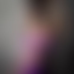 Gabi Pasche posa para ensaio fotográfico de divulgação usando figurino em tons de roxo, destacando a identidade visual do show "Saracura".