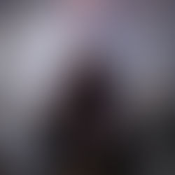 Mia Wicthoff, cantora e compositora conhecida como voz da banda CW7, em fotografia promocional para a turnê Será Você? Tour – O Show, especial CW7.
