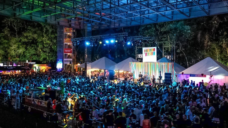 Público acompanha apresentação musical durante o Bailinho do Bossa, evento que celebra os 18 anos do Bossa Bar na Ópera Concept Hall, em Curitiba.