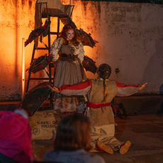 Elenco do espetáculo "Branca Flor", do Grupo Paiol, durante apresentação da 6ª Mostra MOVE, com figurinos inspirados na cultura popular e encenação ao ar livre.