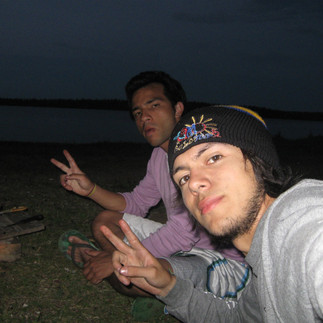 dos personas comiendo en el pasto
