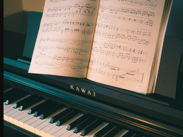 composer sheet muisic on piano