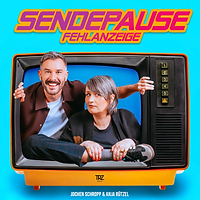 Wir sehen Anja Rützel und Jochen Schropp aus einem Fernseher heraushängend an. Das ist das Cover für ihren Podcast "Sendepause Fehlanzeige".