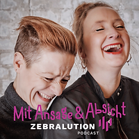 Tina Jürgens und Luisa Abraham von Zebralution lachen vor einer Steinwand als Cover für Ihren Podcast über Podcast "Mit Ansage und Absicht!"