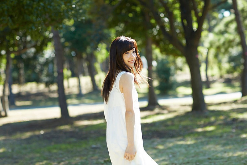 公園で振り返る女性