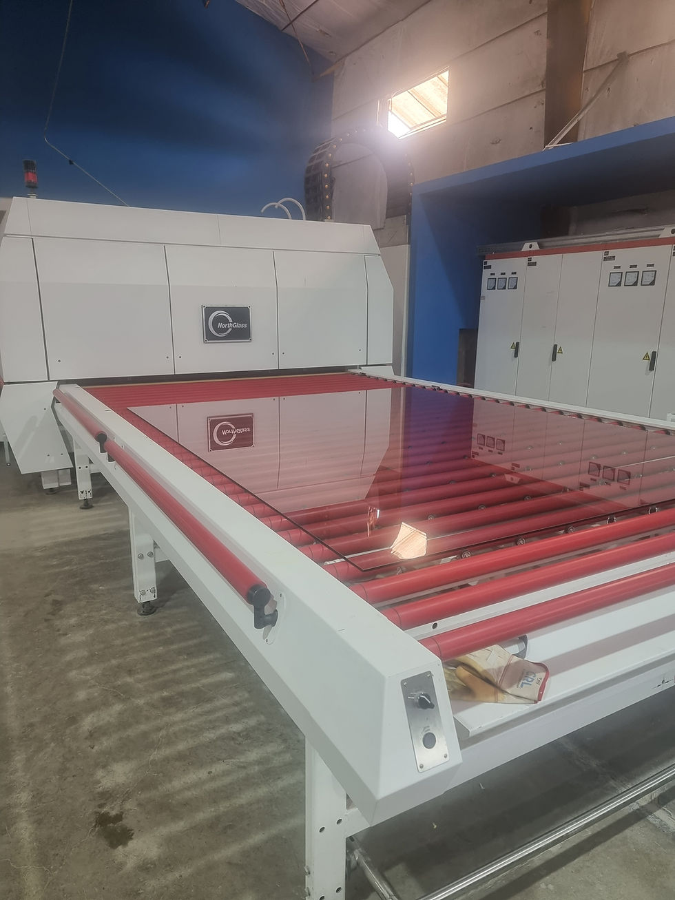 Horno de templado de vidrio en la planta de Therval en Hermosillo