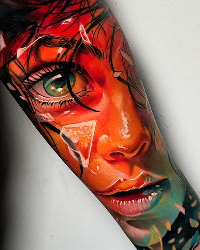 Fet farger realisme portrett tatovering av jente på Tattoolicious Hawaii