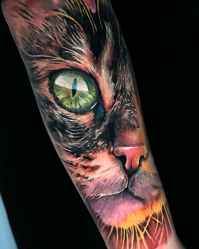 Tattoolicious ワイキキ店の猫の目のポートレートタトゥー(MOLINA作)