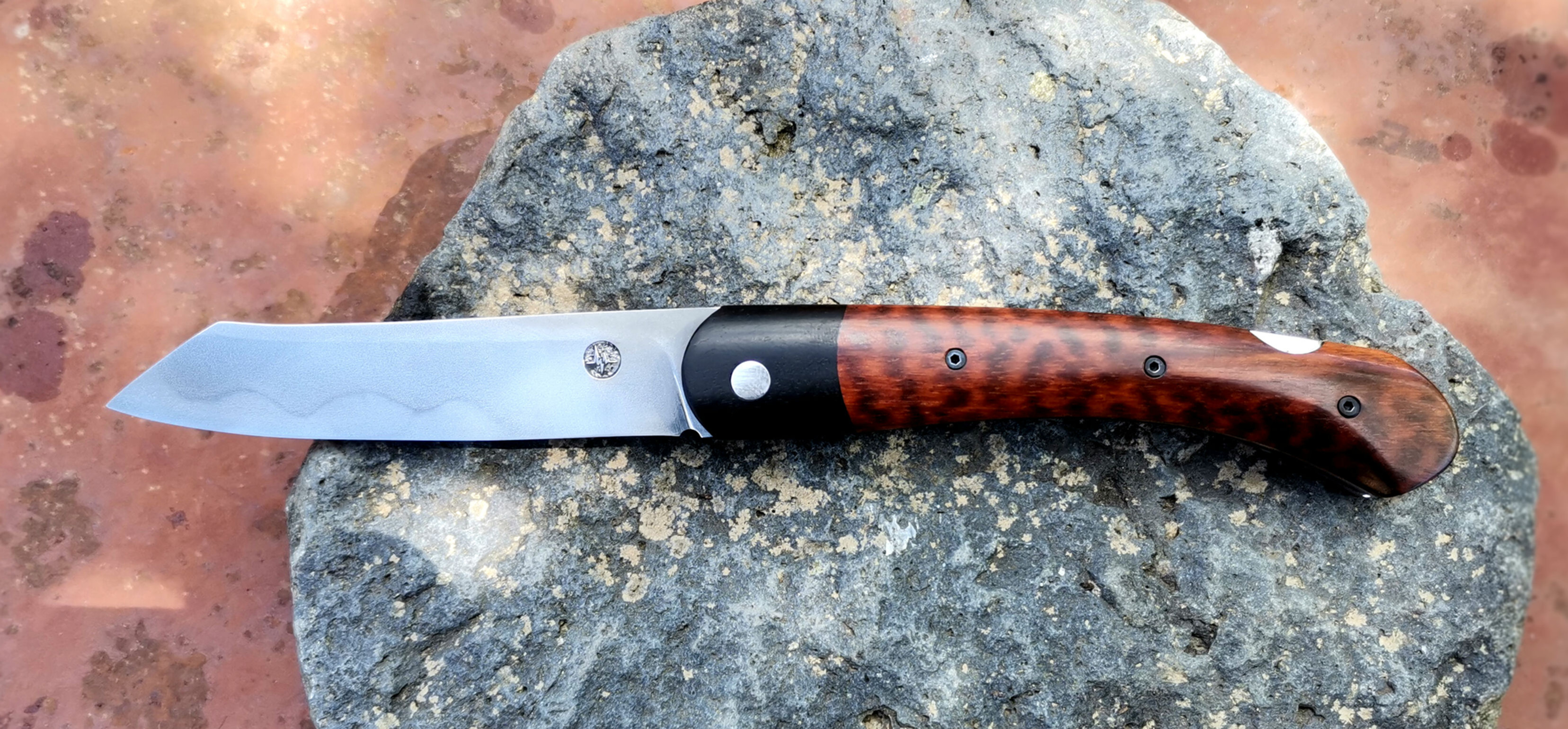 Couteau pliant à pompe arrière