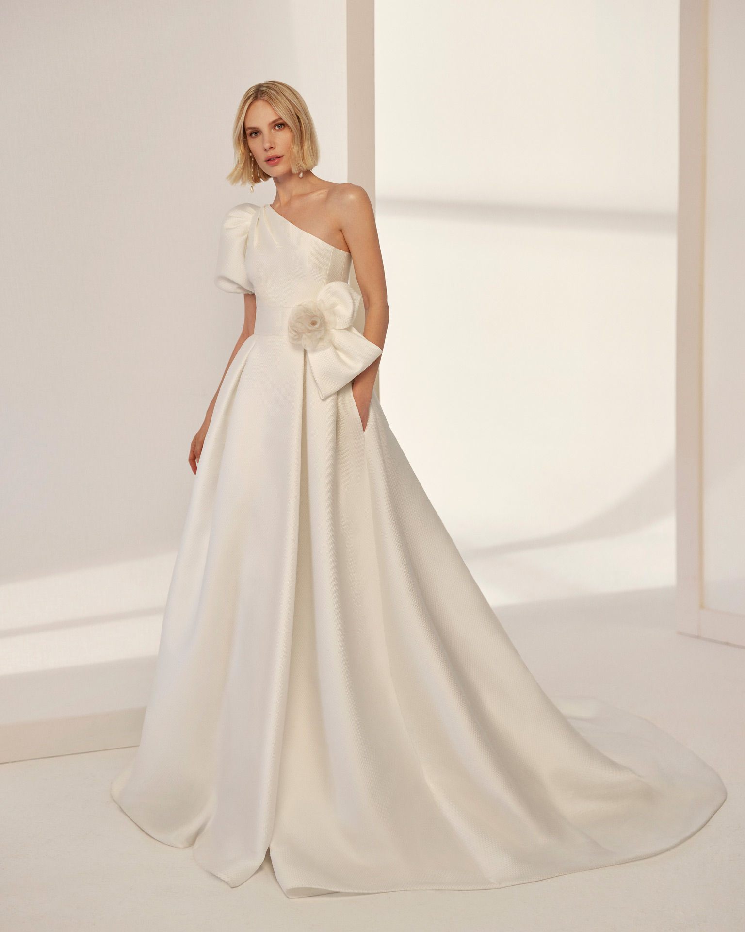 Enio Aire Atelier Wedding Gown A-Line Ivory princess style ballgown FRONT