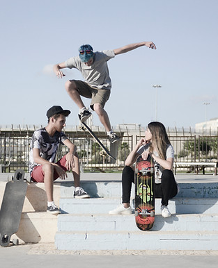 Grupa skateboardingowa na świeżym powietrzu