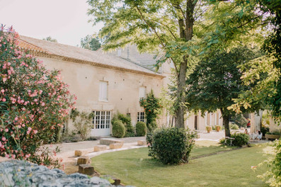 grand jardin devant mas provençal