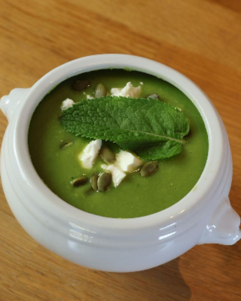 Velouté de petits pois à la menthe et huile d'olive