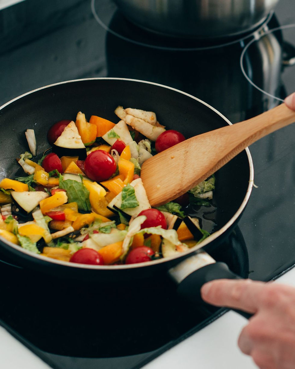 peut-on cuire avec de l'huile d'olive ? Ici des légumes dans une poêle