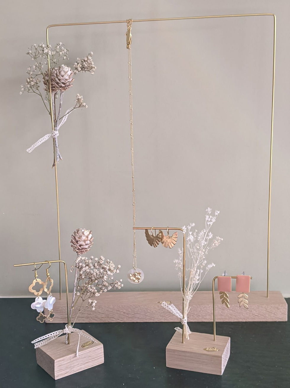 Miniature : Support à bijoux, notamment à colliers en bois et laiton