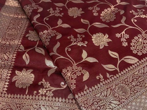 Sari traditionnel indien bordeaux à motifs dorés